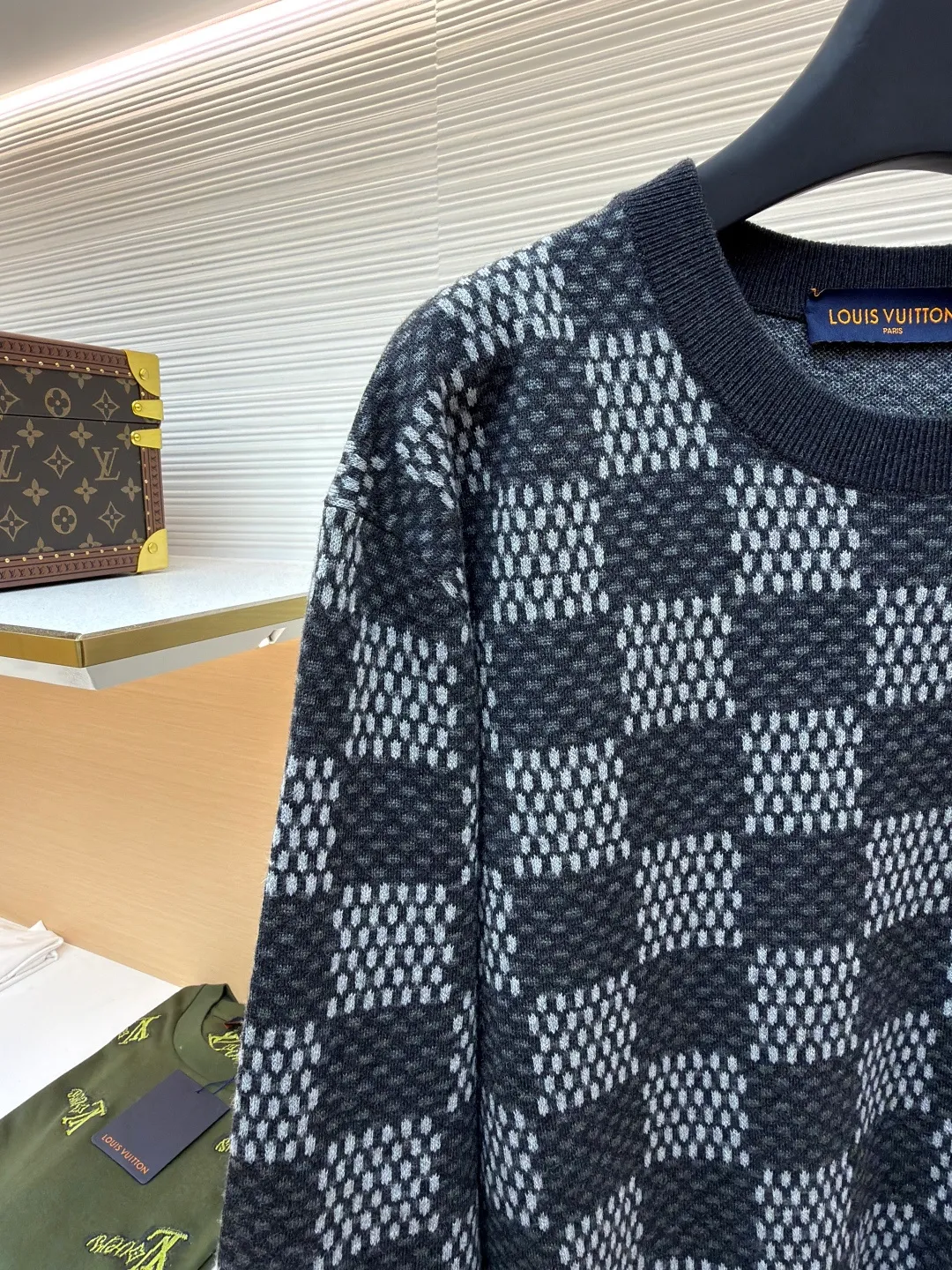 LOUIS VUITTON round neck checkerboard jacquard wool blended sweater ●Authentic product: Purchased and developed for 10800 ●Item number: 1681003-B25 ●Fabric: wool fabric ●Technology: Knitting ●Version: Fitted version ●Weight: about 585 grams ●Size: XS-S-M-L ●Description: 30 wool, 70% acrylic color, fixed dyeing yarn. This style uses [7-needle Juxin machine] to weave the piece. [9 yarn feeders] are required for the front logo hanging area. The whole piece is [moving the needle and twisting the rope]. The intersection of the twisting rope is prone to holes. The color adjustment part of the whole piece [the yarn is wool], and the machine adjustment time is long. The needles added at the bottom of the sleeve clip are all edged, which increases the loom time and sewing time. Because the logo is hung with wool, the brown thread is clamped on the edge and needs to be drawn out. Moreover, due to the characteristics of wool, lint will appear when drawing out the thread. It is necessary to manually remove the stray hair bit by bit, which is very time-consuming. The overall wiring is straight and delicate, the fabric is comfortable and soft, and the color is consistent without color difference. It can be matched with the same style to create a fashionable look and control various occasions. Customized accessories, complete with three standards, same style for men and women!
